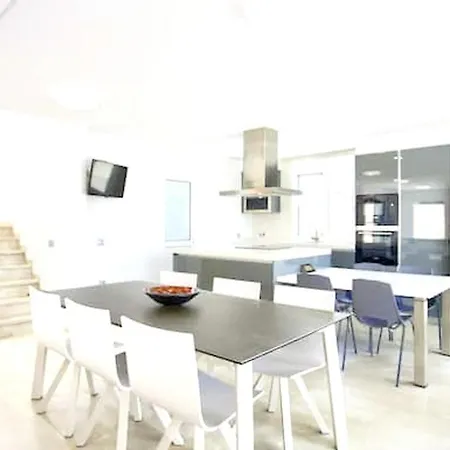 4 Bedrooms Villa With City View Private Pool And Jacuzzy At Costa Adeje 2 Km Away From The Beach فيلة