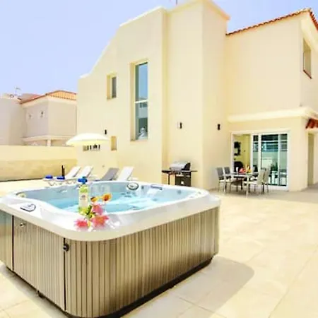 ヴィラ 4 Bedrooms Villa With City View Private Pool And Jacuzzy At Costa Adeje 2 Km Away From The Beach *