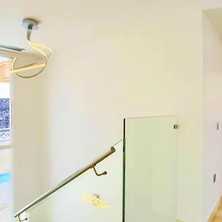 4 Bedrooms Villa With City View Private Pool And Jacuzzy At Costa Adeje 2 Km Away From The Beach فيلة *