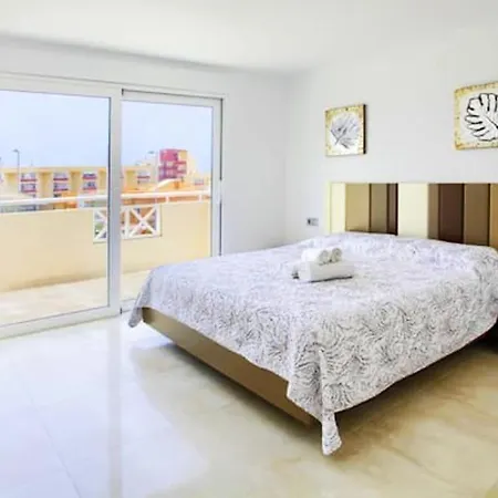4 Bedrooms Villa With City View Private Pool And Jacuzzy At Costa Adeje 2 Km Away From The Beach فيلة *
