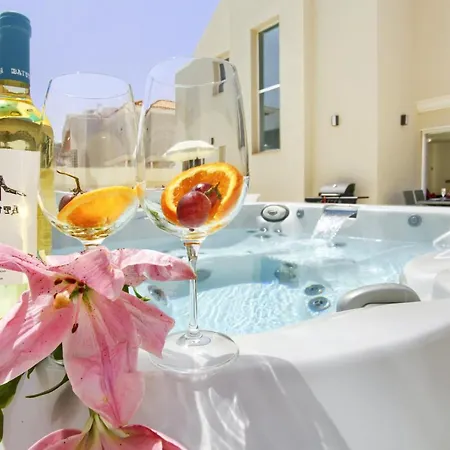 4 Bedrooms Villa With City View Private Pool And Jacuzzy At Costa Adeje 2 Km Away From The Beach ヴィラ *
