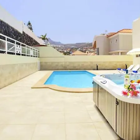 ヴィラ 4 Bedrooms Villa With City View Private Pool And Jacuzzy At Costa Adeje 2 Km Away From The Beach アデヘ